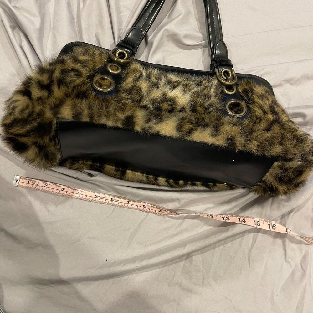 Faux fur leopard print shoulder bag - Picture 3 of 5